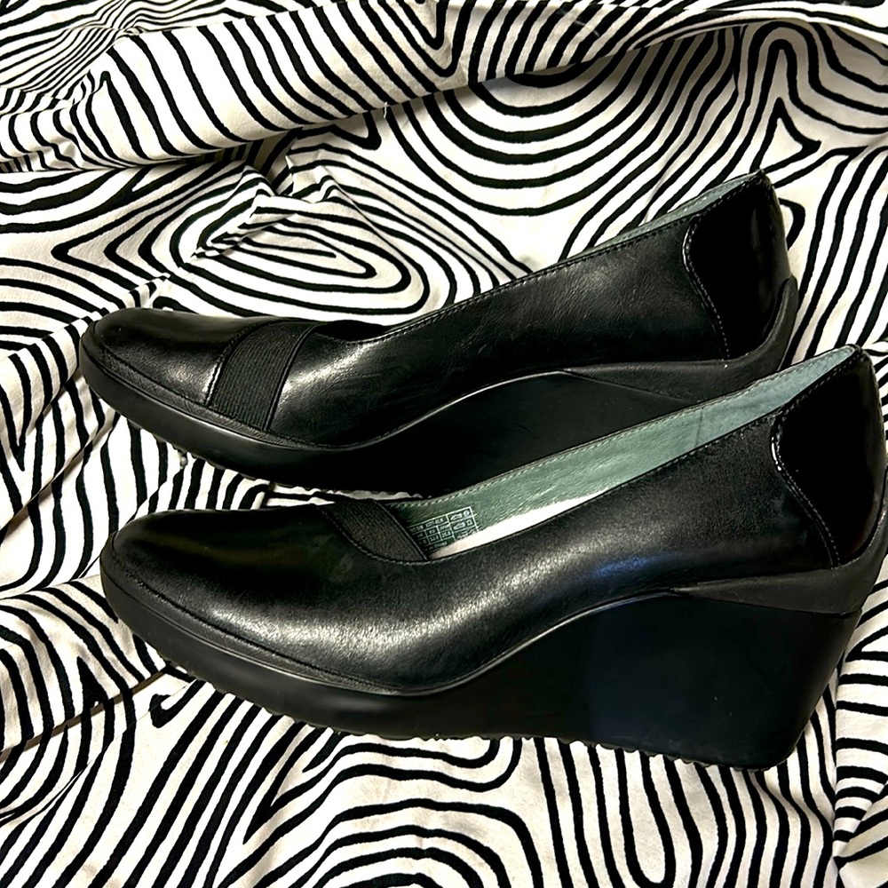 TSUBO women's black platform heels  size 8 like new!